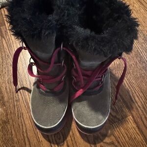 Sorel Gray Winter Boots with Black Fur and Pink Laces